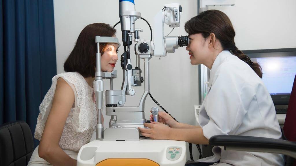 Khám mắt định kì để kiểm tra mức độ cận và đeo kính đúng độ