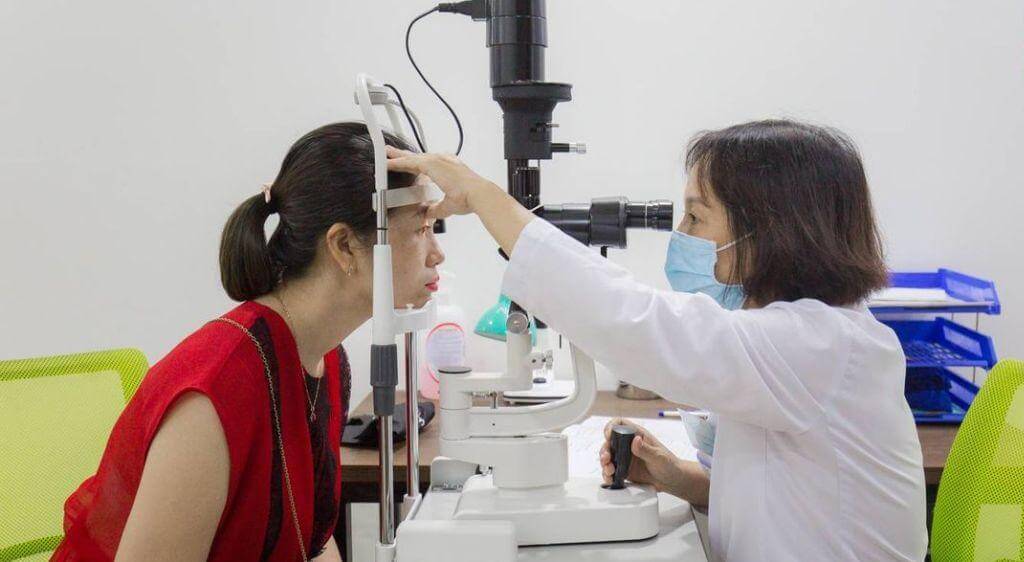 Khám sinh hiển vi bằng đèn khe sẽ giúp bác sĩ tìm thấy giun, sán hoặc các tổn thương trên giác mạc
