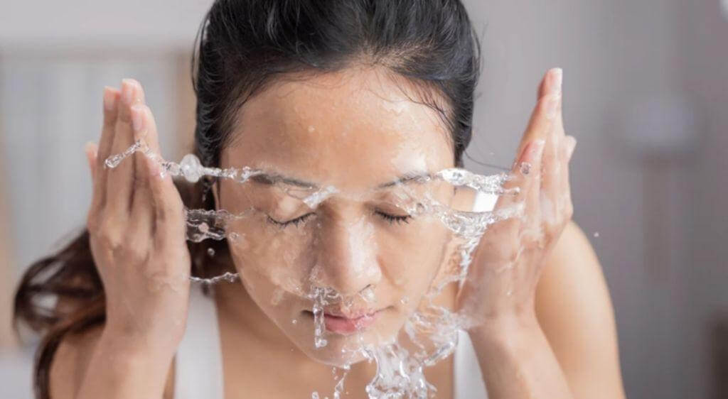 Khi bị dầu bắn vào mắt cần rửa mắt bằng nước sạch ngay