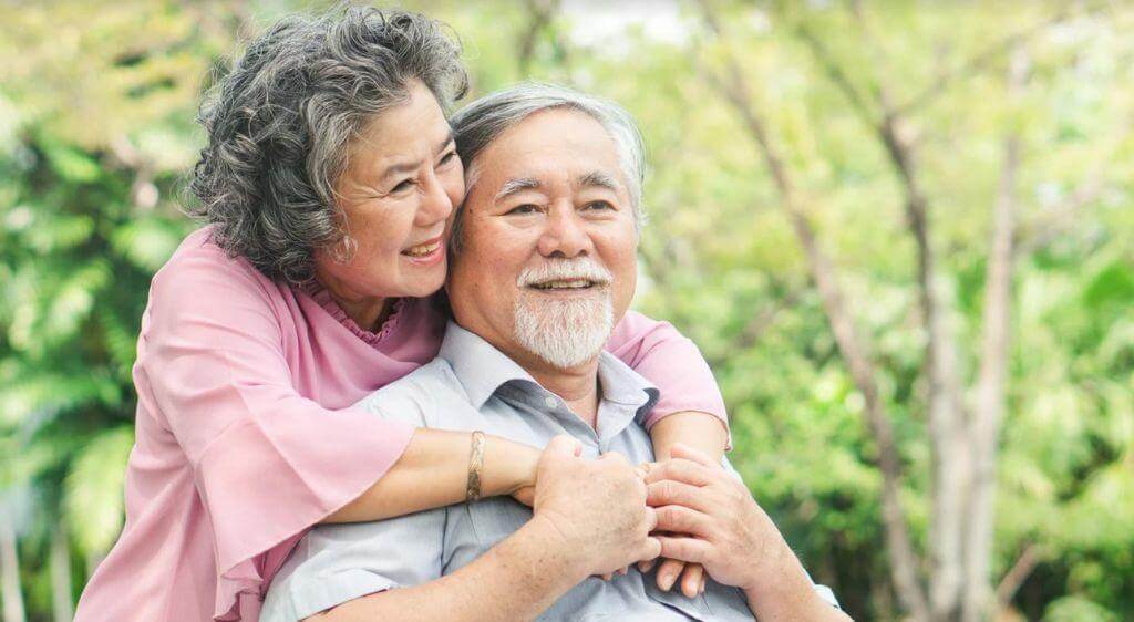 Khi lớn tuổi, các tuyến tiết nước mắt và mỡ bị suy giảm chức năng dẫn đến khô mắt