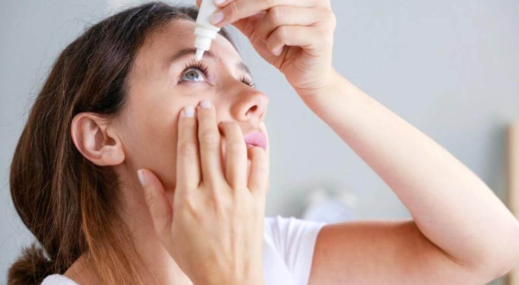 Khi mắt bị đổ ghèn, cần sử dụng thuốc nhỏ mắt theo chỉ định từ bác sĩ