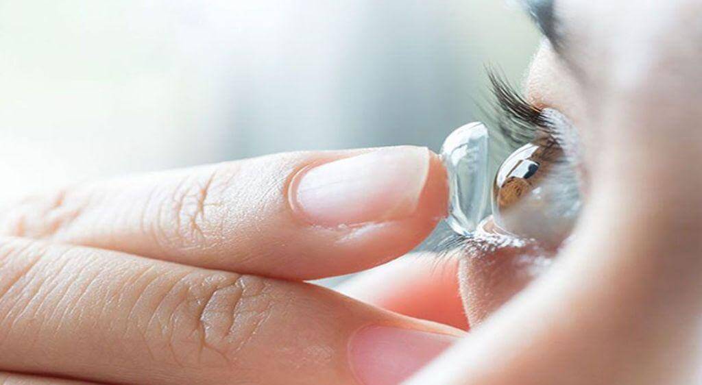 Khi mắt mỏi, đau nhức cần tháo lens ngay lập tức