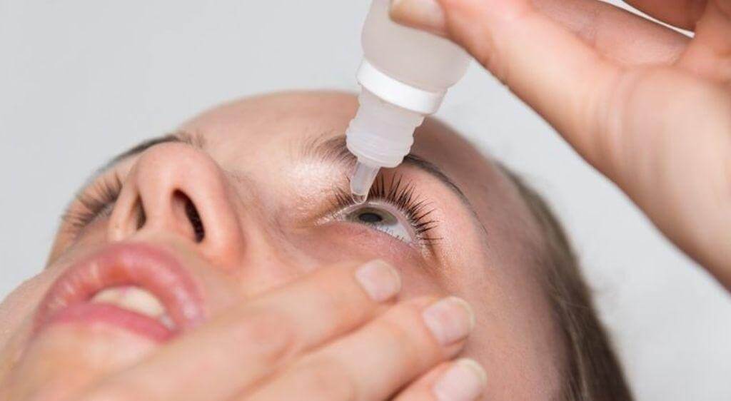 Không nên tự ý nhỏ các loại thuốc không rõ nguồn gốc khi bị dầu bắn vào mắt