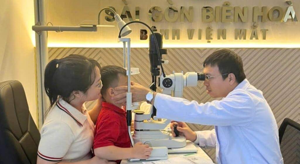Kiểm tra thị lực định kỳ giúp phát hiện sớm tật khúc xạ và các bệnh lý về mắt