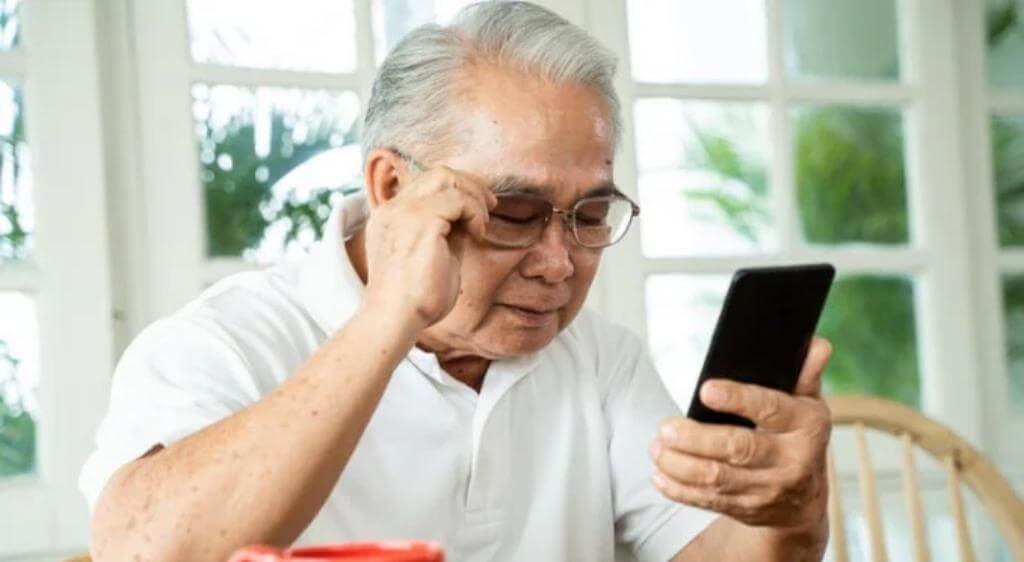 Lão thị khiến mắt nhìn gần bị nhòe do khả năng điều tiết suy giảm theo tuổi tác
