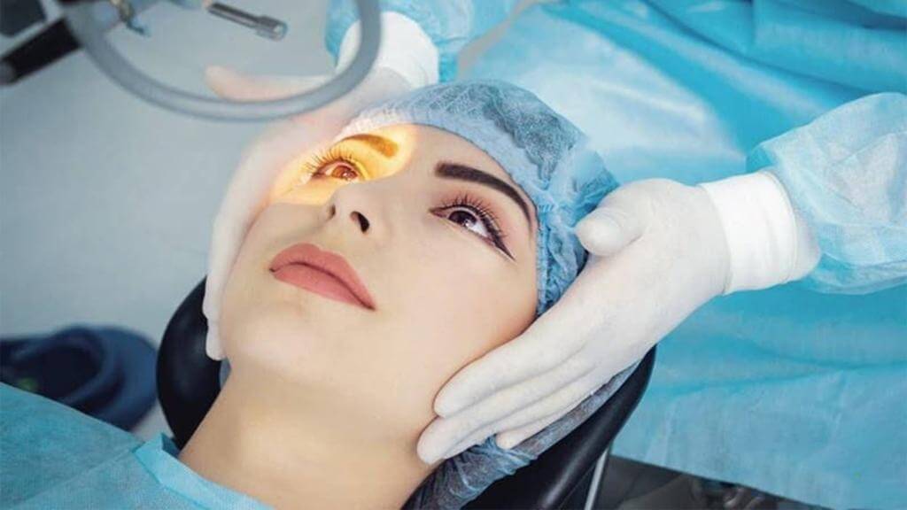 Laser mắt là một trong những phương pháp hỗ trợ điều trị lõm gai thị hiệu quả
