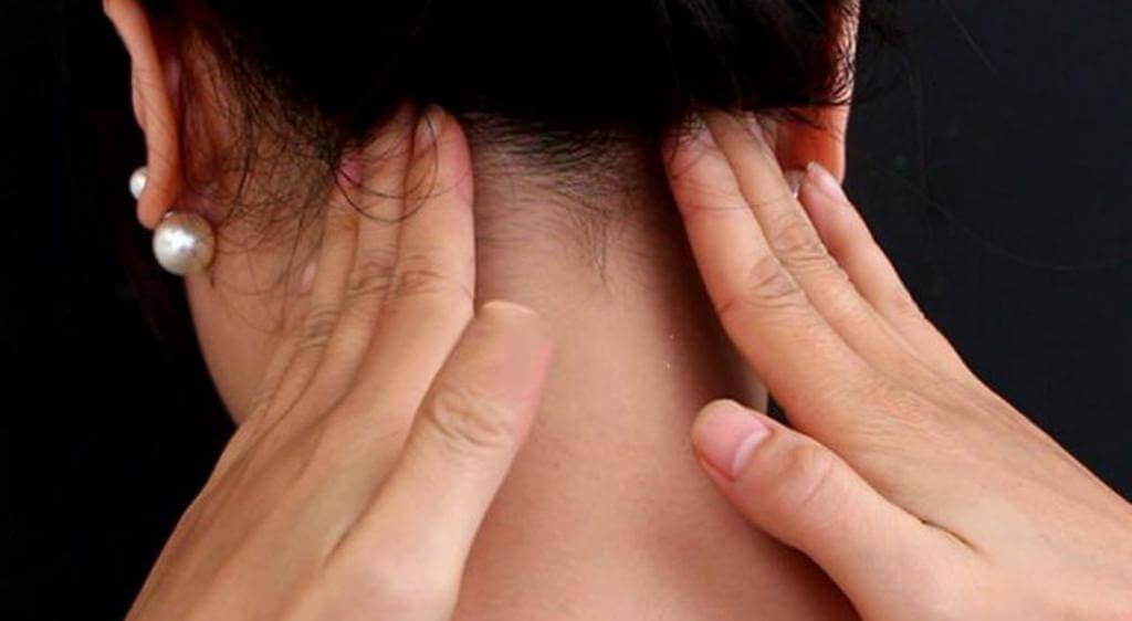 Massage vùng sau đầu giúp thư giãn thần kinh và hỗ trợ giảm mỏi mắt rõ rệt