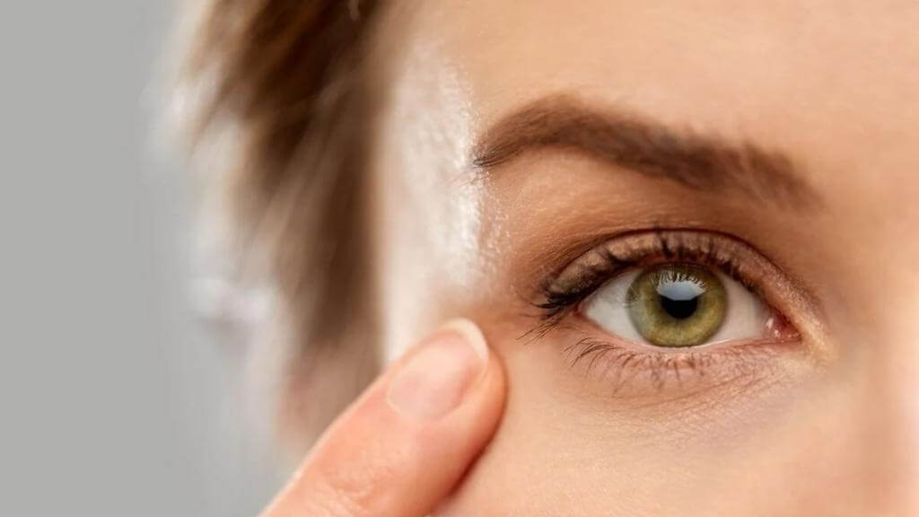 Mắt bị lão hoá nhanh cũng là một trong những nguyên nhân dẫn đến mù màu tạm thời