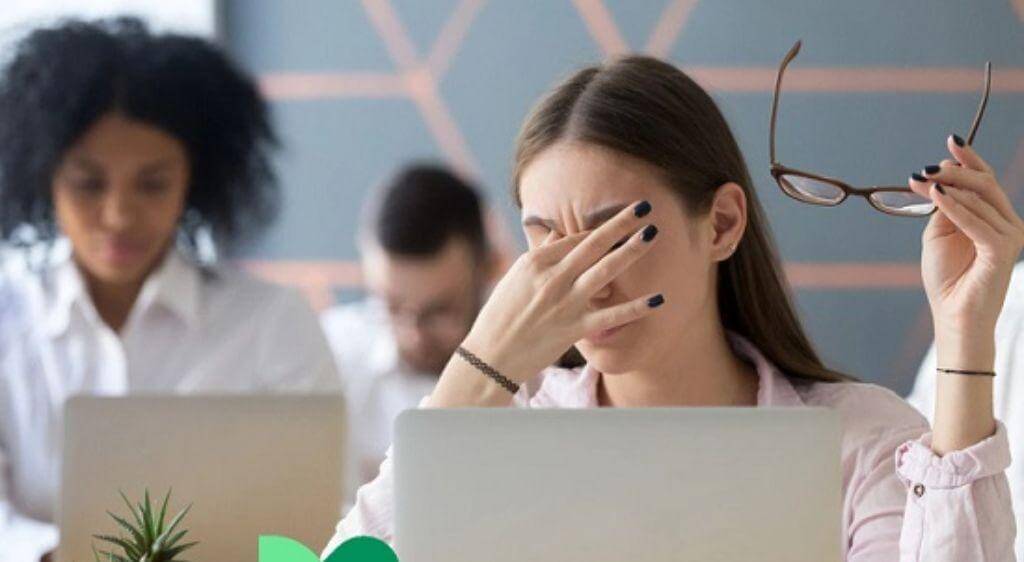Mắt nhìn mờ do thói quen nhìn màn hình máy tính quá lâu gây khô mắt