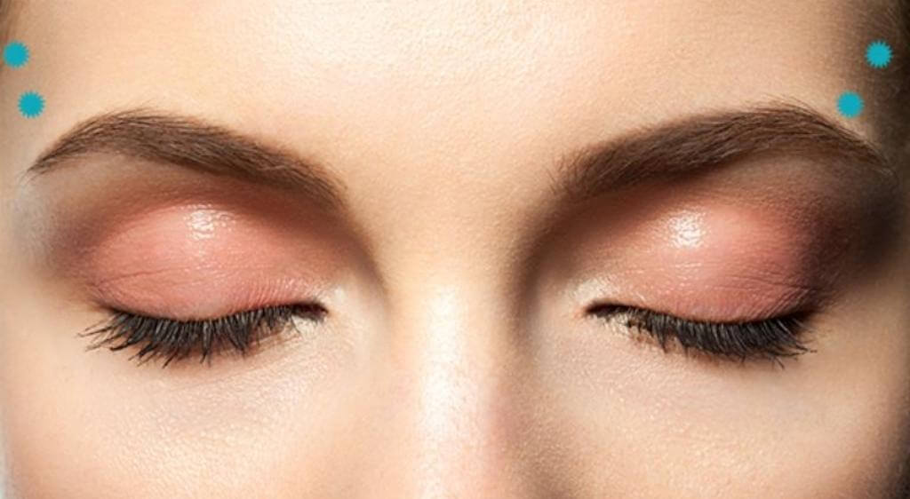 Mát xa mắt đỡ mỏi bằng cách xoa bóp nhẹ nhàng hai bên thái dương