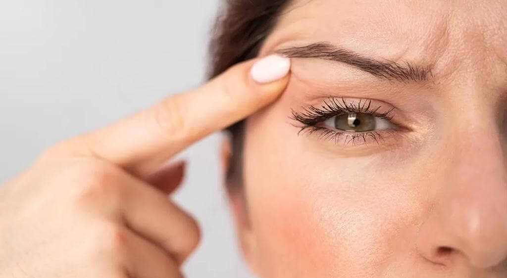 Mí mắt co giật là tình trạng mí mắt co thắt lặp đi lặp lại một cách không tự chủ