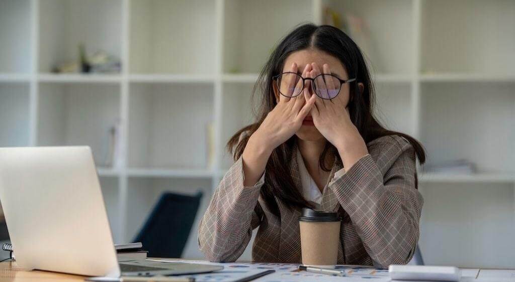 Mỏi mắt là triệu chứng thường gặp của hội chứng CVS