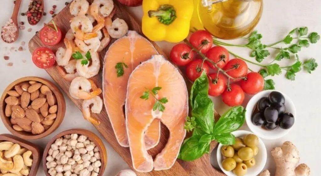 Nên bổ sung các thực phẩm giàu Omega 3, Lutein, Zeaxanthin,... để hỗ trợ mắt