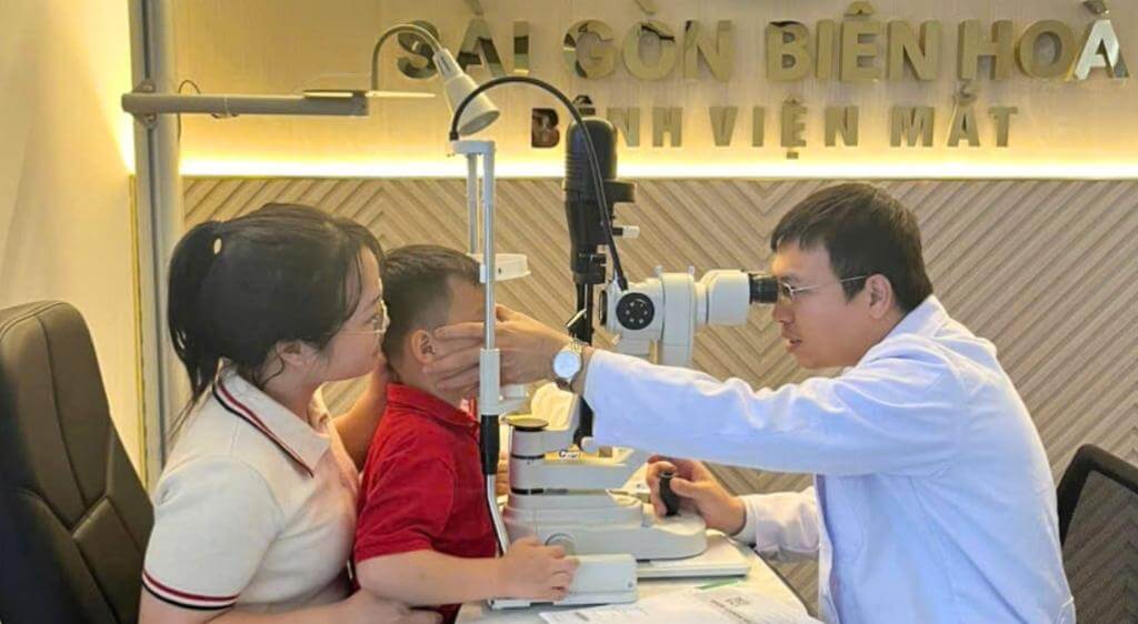 Nên khám sàng lọc mắt định kỳ cho trẻ để kịp thời phát hiện sớm các vấn đề về thị lực