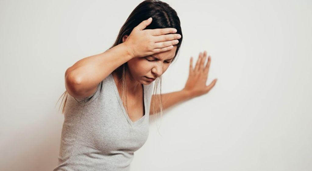 Ngồi xuống đứng lên bị xây xẩm mặt có thể là dấu hiệu bệnh tụt huyết áp