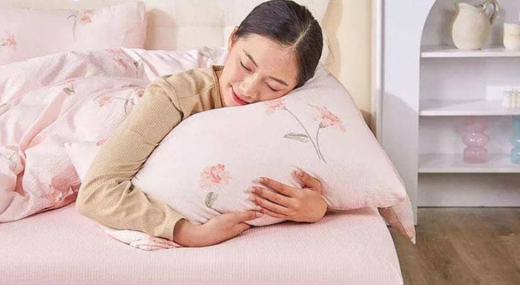 Ngủ đủ và đúng giờ giúp mắt nghỉ ngơi và phục hồi tế bào giác mạc
