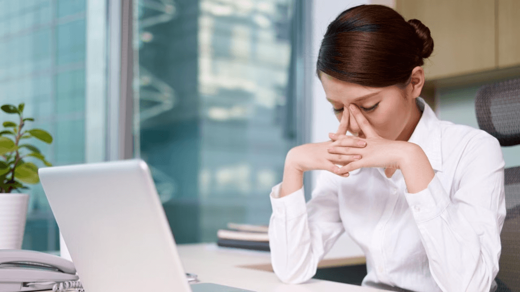 Ngứa, đau nhức mắt là một trong những biểu hiện đầu tiên của mỏi mắt