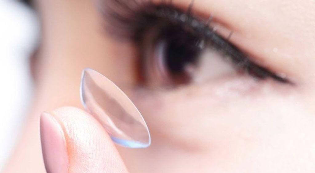 Ngưng sử dụng kính áp tròng nếu mắt có dấu hiệu cộm xốn