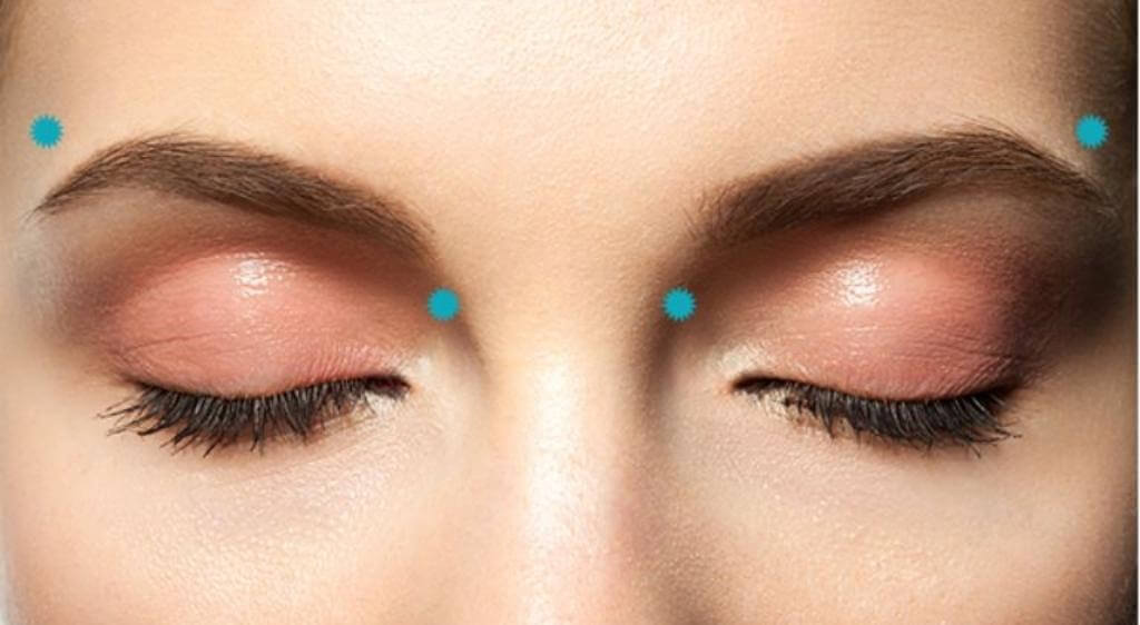 Nhấn vào các điểm trên vùng đuôi chân mày là cách massage mắt mỏi hiệu quả