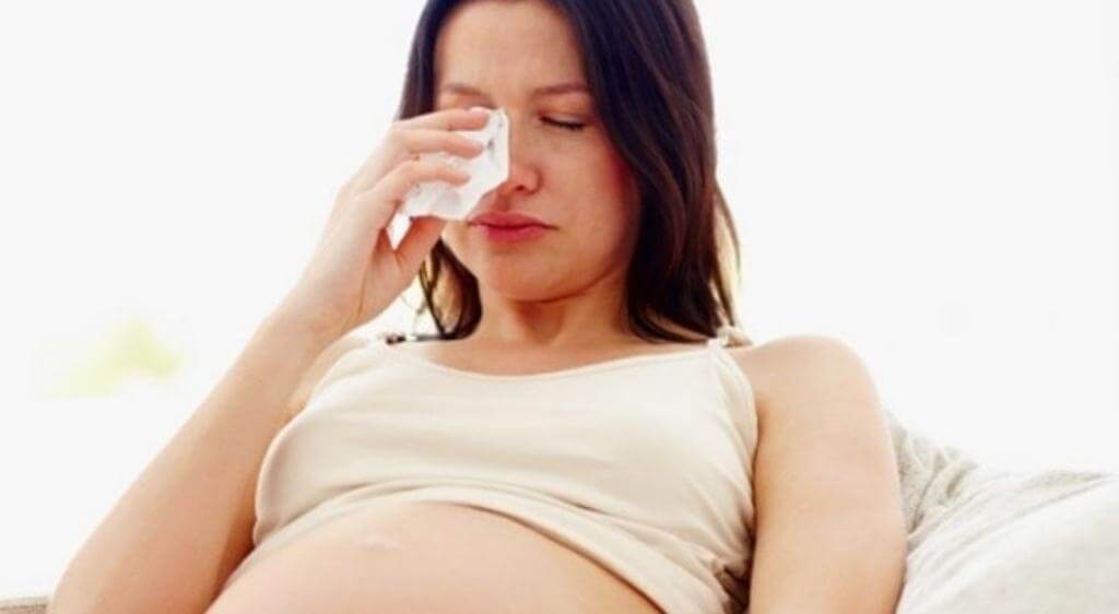Nhiều bà bầu bị chảy nước mắt liên tục dù không khóc