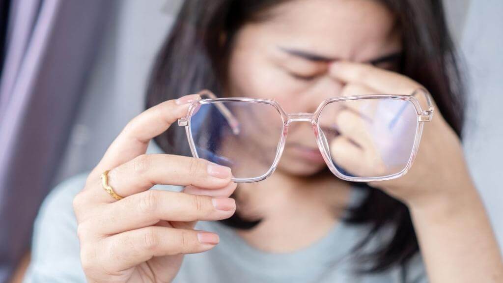 Nhìn mờ thường đi kèm với đau 1 bên mắt sau khi ngủ dậy