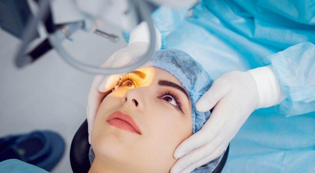 Phẫu thuật mắt là phương pháp điều trị do bác sĩ nhãn khoa thực hiện