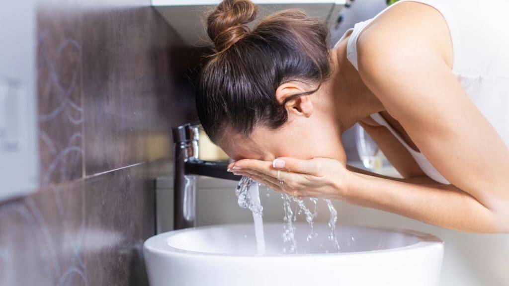 Rửa mắt ngay lập tức sau khi bị dầu gội bắn vào