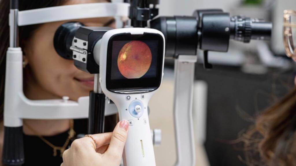 Soi đáy mắt là phương pháp hiệu quả và nhanh chóng để đánh giá mức độ viêm gai thị