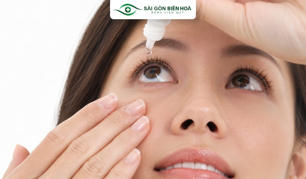 Sử dụng nước mắt nhân tạo giúp làm dịu bề mặt giác mạc