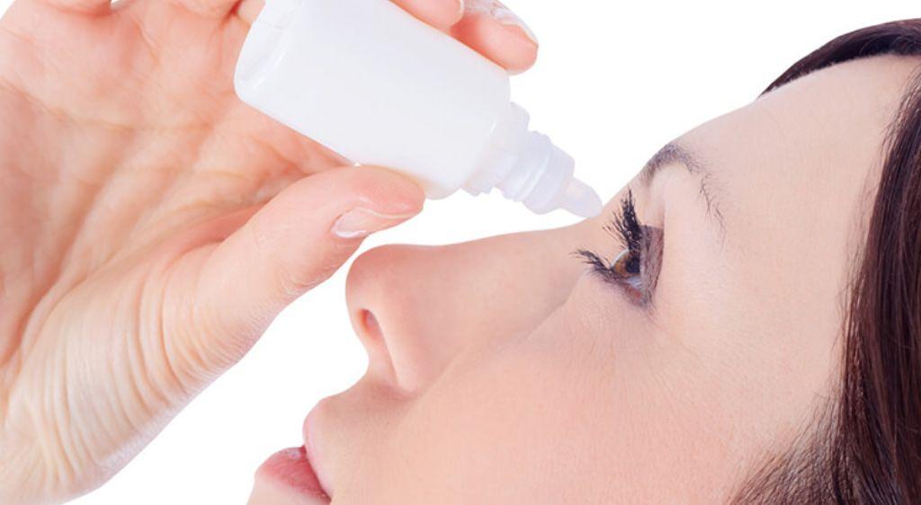 Sử dụng nước mắt nhân tạo theo chỉ định của bác sĩ