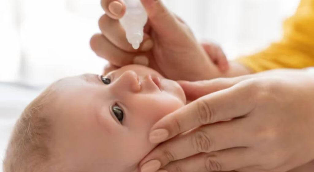 Sử dụng thuốc nhỏ mắt cho bé theo chỉ định của bác sĩ