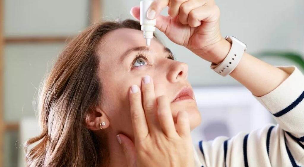 Sử dụng thuốc nhỏ mắt là một trong những cách chữa mắt mỏi điều tiết