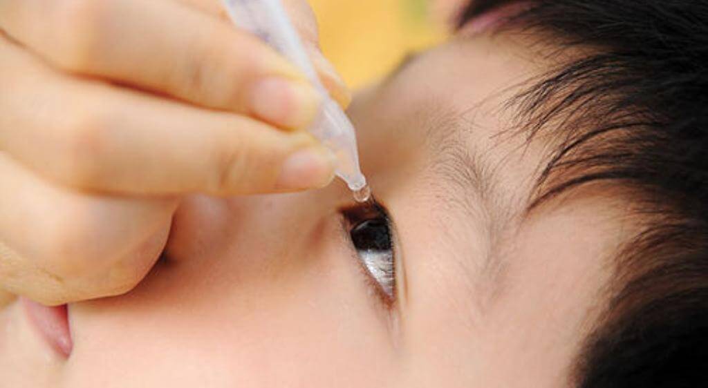 Sử dụng thuốc nhỏ mắt trị khô mắt theo chỉ định từ bác sĩ để điều trị khô mắt ở trẻ em
