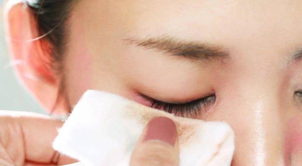 Tẩy trang sạch vùng mắt nếu có trang điểm trước khi đi ngủ
