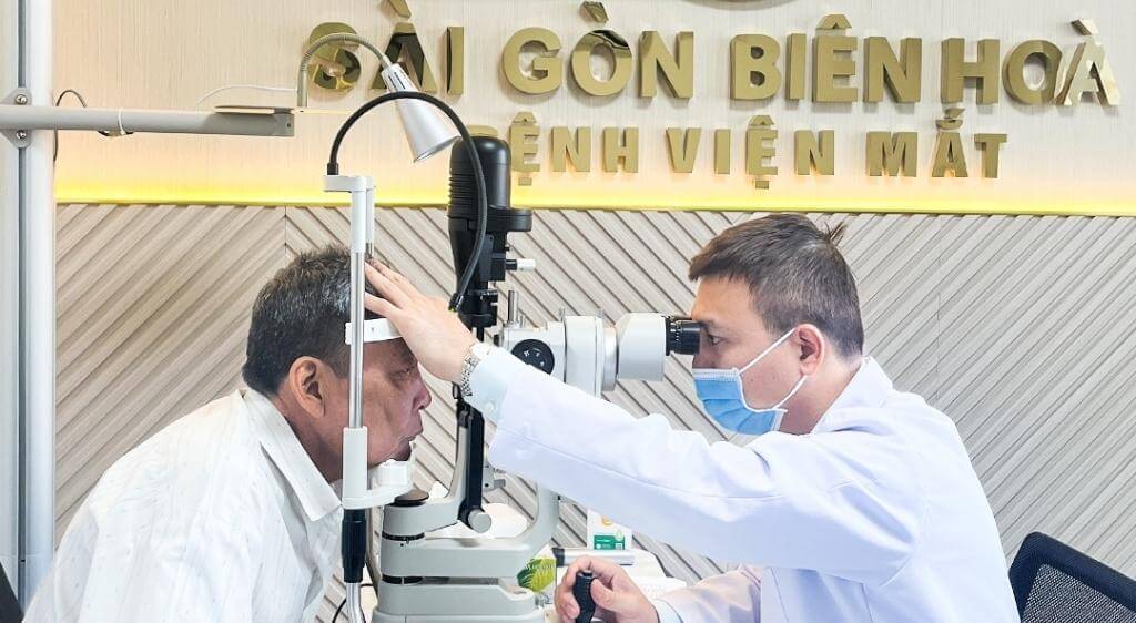 Thăm khám mắt và đeo kính đúng độ giúp giảm tình trạng mắt bị mỏi điều tiết