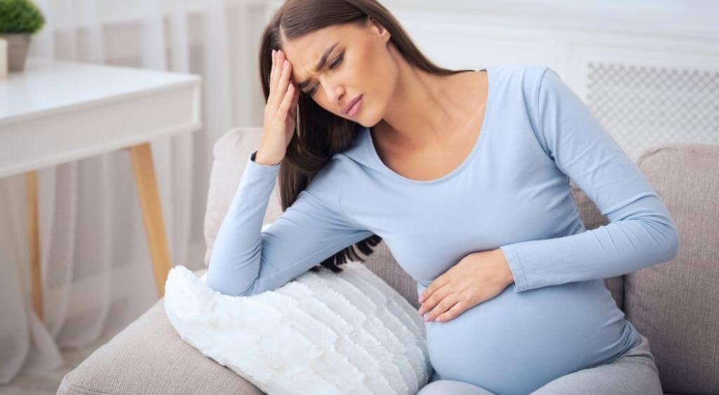 Thay đổi nội tiết tố (hormone) khi mang thai gây chảy nước mắt sống ở bà bầu