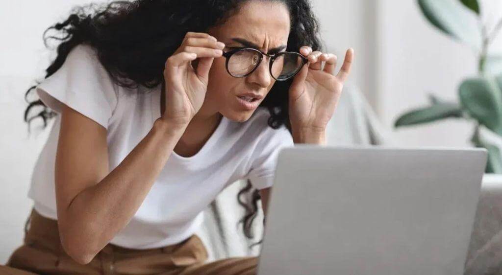 Thị lực suy giảm khiến tầm nhìn nhòe mờ, khó đọc chữ trên màn hình