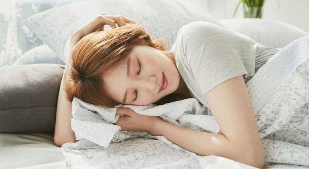Thực hiện cách mát xa mắt khi mỏi vào buổi tối hỗ trợ ngủ ngon hơn