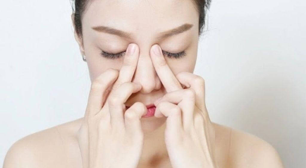 Thực hiện massage mắt giúp cải thiện tuần hoàn máu, giảm đau mỏi mắt