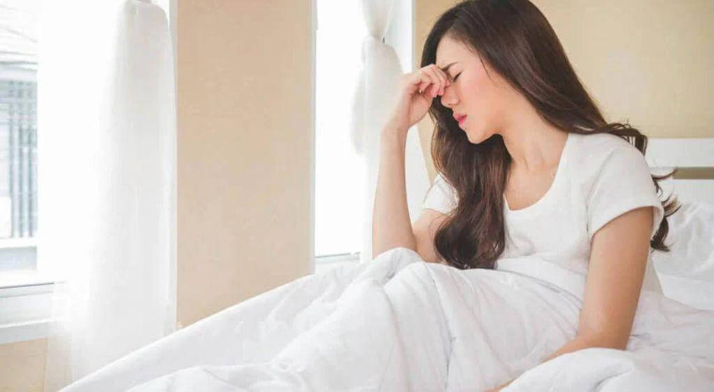 Tình trạng mắt mờ 1 bên, nhức mỏi sau khi ngủ dậy