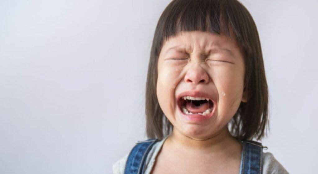 Trẻ khóc nhiều thường bị sưng nề mi mắt và đỏ mắt tạm thời