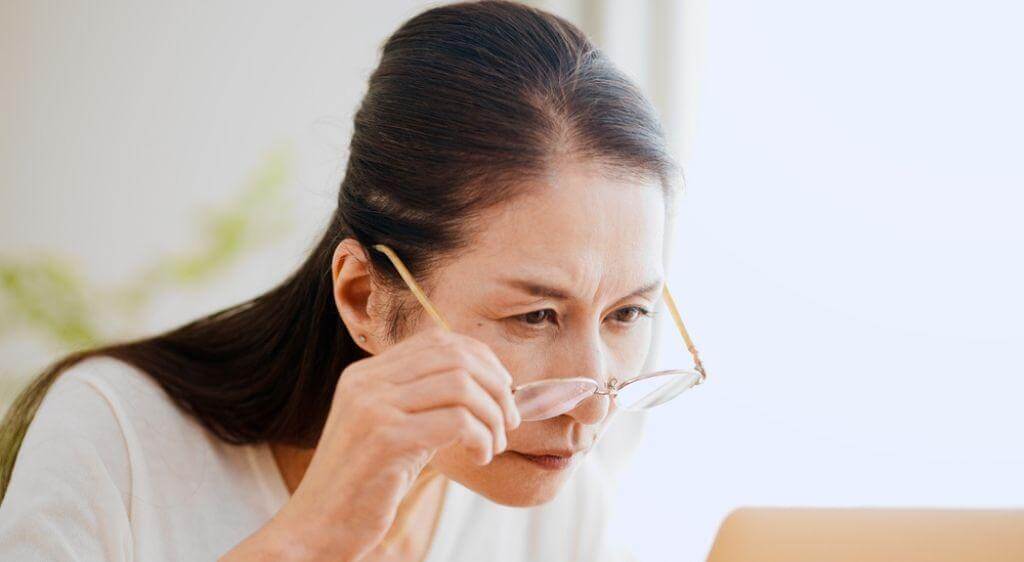 Tuổi tác là một trong những yếu tố chính làm thay đổi khoảng cách nhìn rõ của mắt