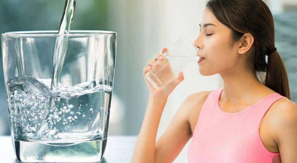 Uống 1,5 - 2 lít nước mỗi ngày để cung cấp độ ẩm cho cơ thể và vùng da quanh mắt