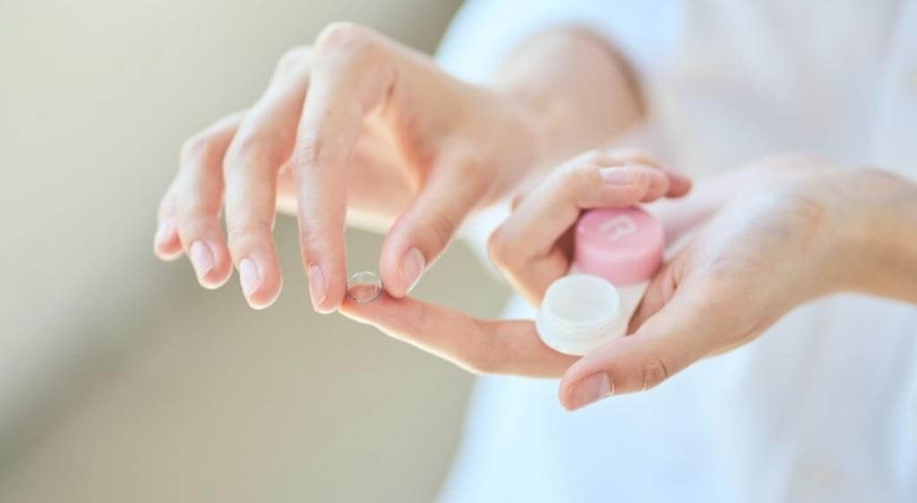 Vệ sinh kính áp tròng đúng cách để tránh mắt đổ ghèn bất thường