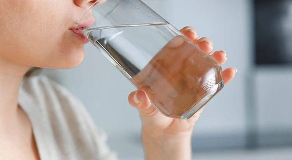 Việc uống đủ nước mỗi ngày giúp duy trì dịch tiết của toàn cơ thể nói chung và ở mắt nói riêng