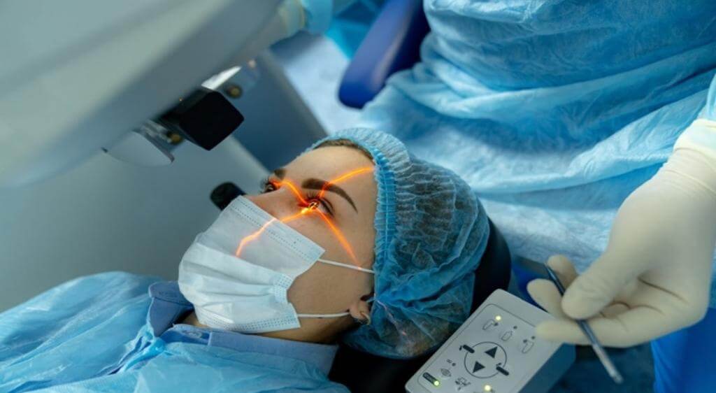 18 tuổi trở lên thường là thời điểm được cân nhắc phẫu thuật cận khi độ khúc xạ đã ổn định