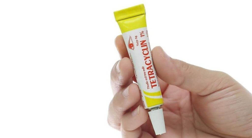 Bác sĩ thường sẽ chỉ định dùng thuốc mỡ Tetracycline 1% để điều trị cho trẻ