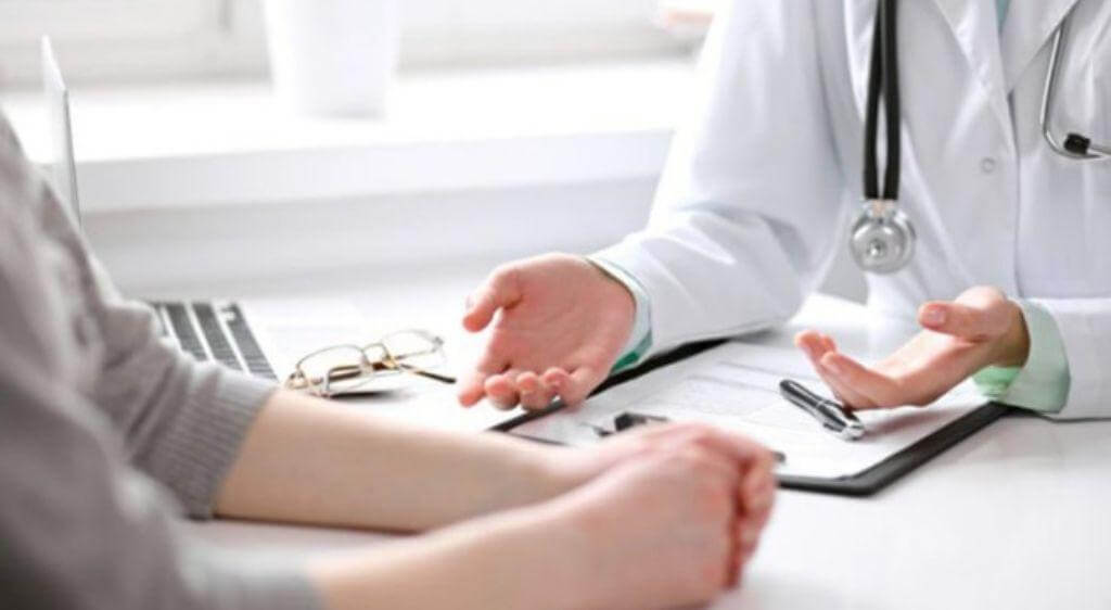Bạn cần thăm khám bác sĩ ngay nếu mí mắt sưng to đột ngột, cảm giác sưng đau mắt dữ đội, đường khâu rỉ mủ vàng hoặc có mùi hôi,...