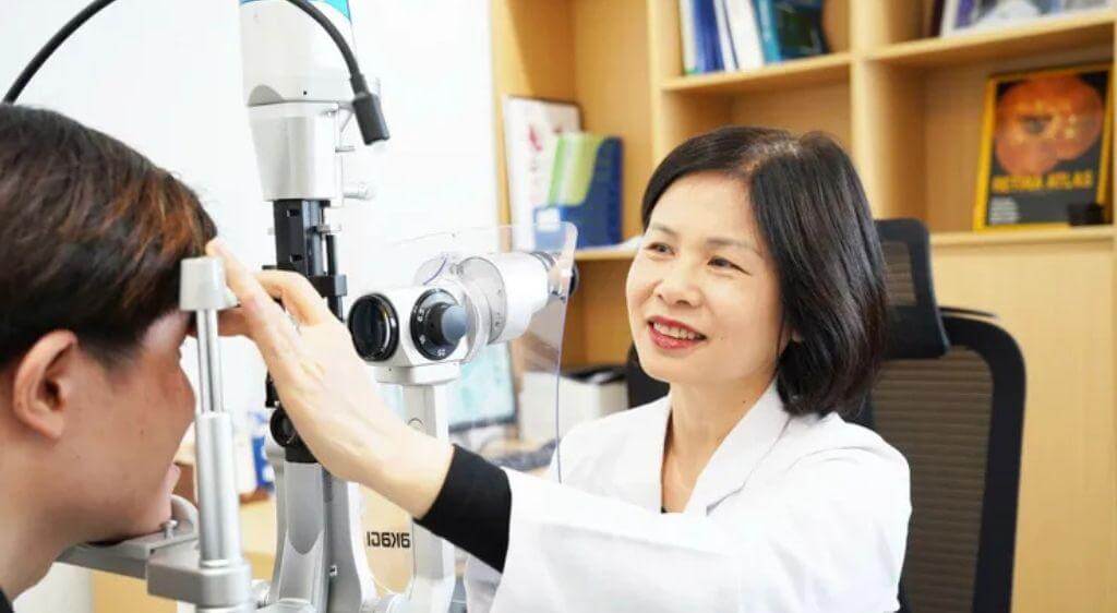 Bạn nên đến gặp bác sĩ nhãn khoa khi phát hiện thị lực bị sụt giảm rõ rệt, xuất hiện triệu chứng bệnh lý hoặc đang có nhu cầu cắt kính mới