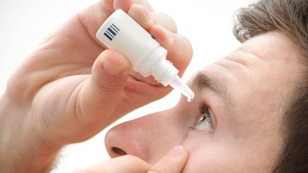Cần sử dụng thuốc nhỏ mắt hoặc thuốc mỡ tra mắt theo chỉ định của bác sĩ
